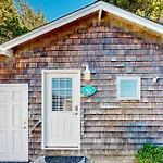 Beaches Inn | Pirates Cove Cabana 8