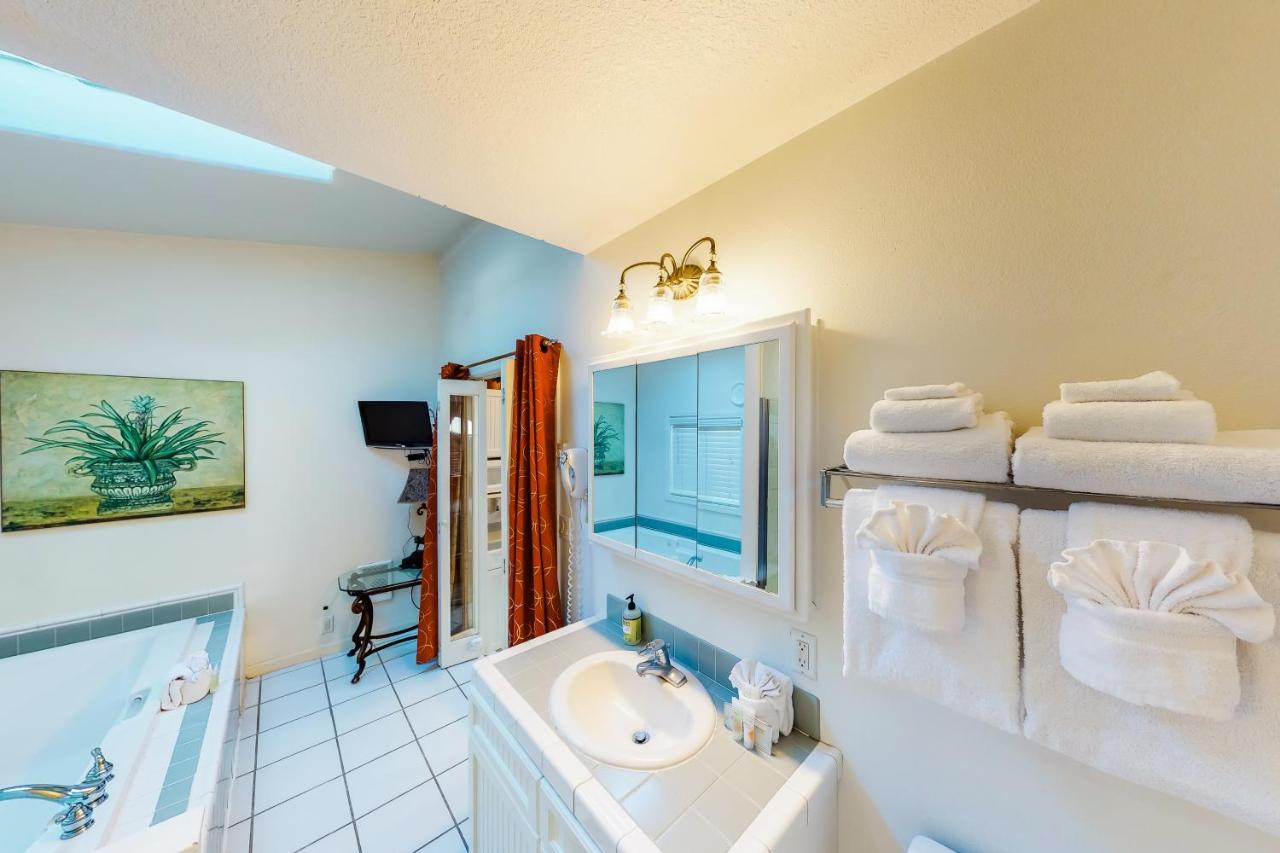 Sandals | & Oceanside Holiday home *