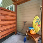 Beautiful Reverse Floor Plan Cottage Fire Pit Outdoor Shower Short Walk To Beach Fireplace Decks 3309