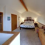 Cannon Beach Condo Ocean Views ! Close To Beach!