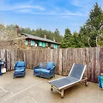 Chapman Point Cannon Beach Home With Hot-Tub