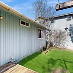 Cottage On Hemlock Street