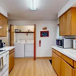 Cottage On Hemlock Street