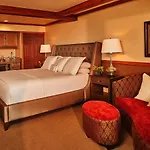 Stephanie Inn