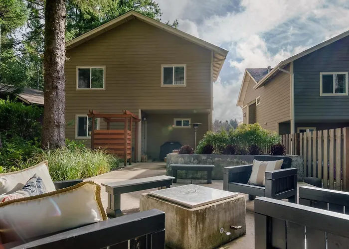 Beautiful Reverse Floor Plan Cottage Fire Pit Outdoor Shower Short Walk To Beach Fireplace Decks 3309