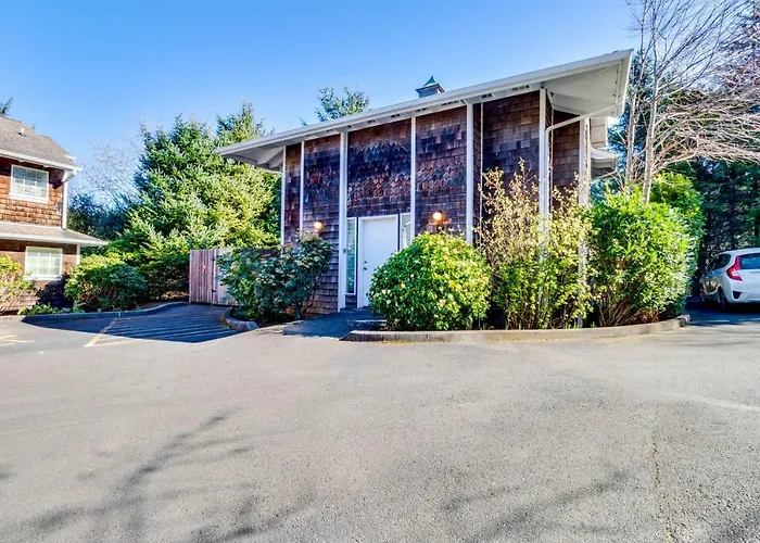 Cozy Cannon Beach Condo