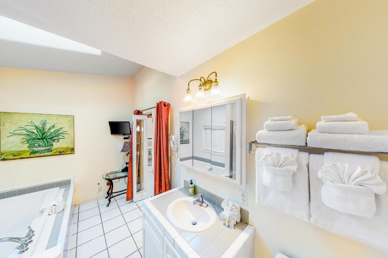 Hotel Sandals | *