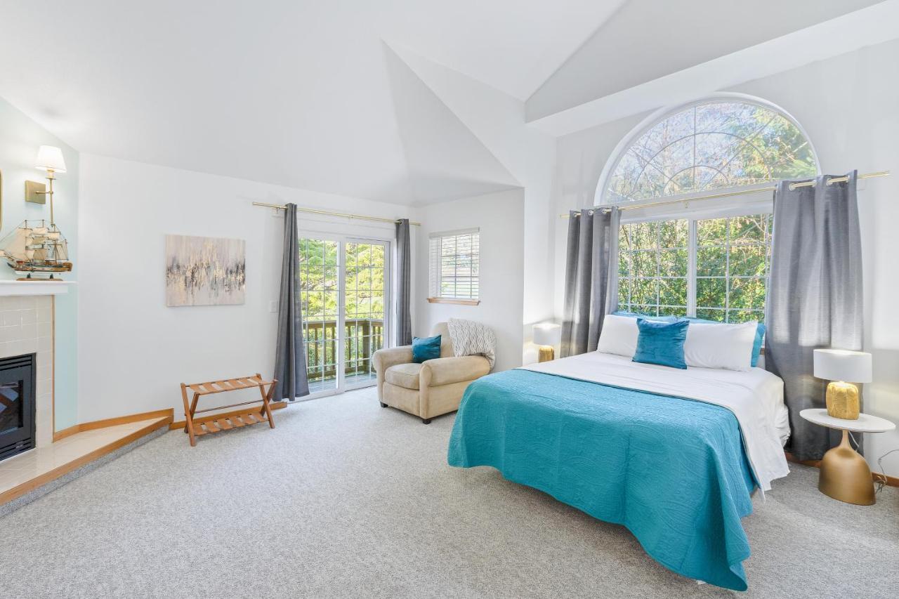 Cannon Retreat: Oceanfront With Fireplaces Cannon Beach