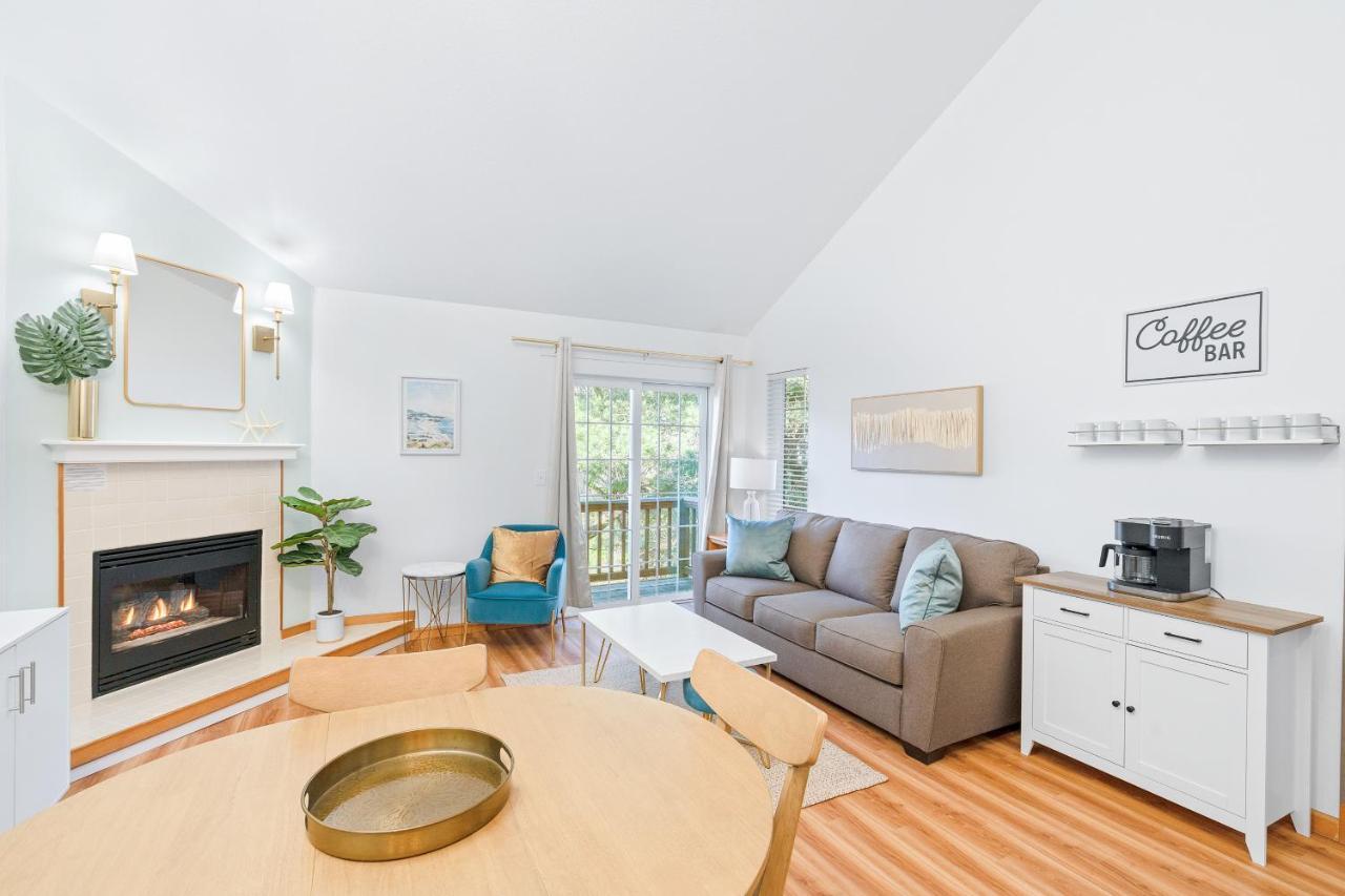 Cannon Retreat: Oceanfront With Fireplaces * Cannon Beach