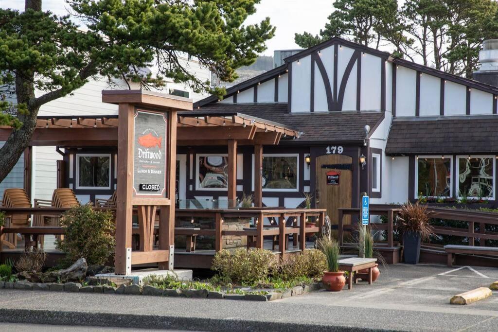 Cannon Retreat: Oceanfront With Fireplaces Cannon Beach
