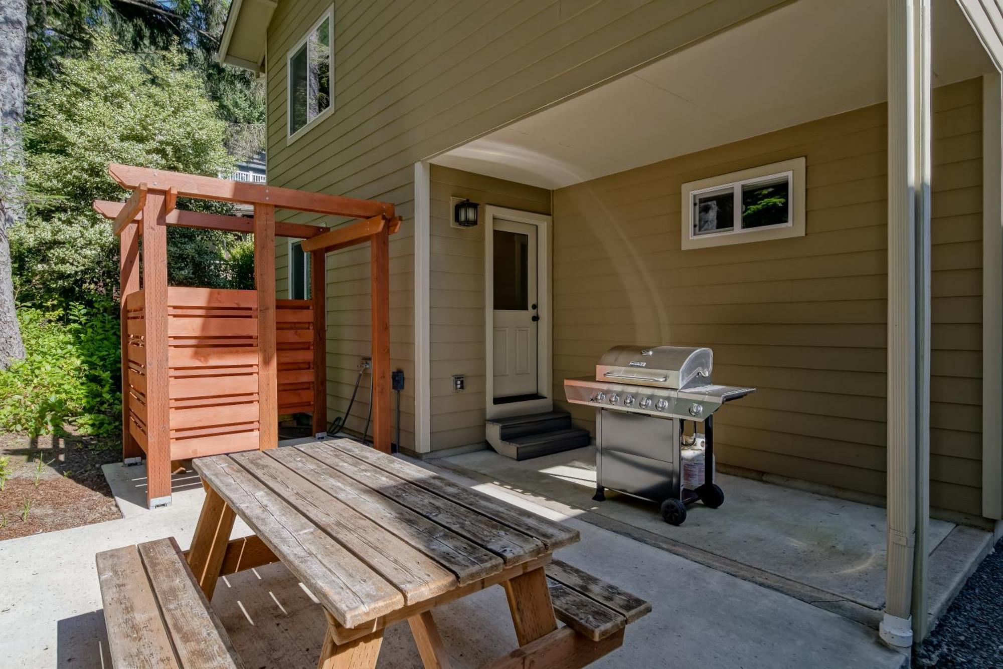 Beautiful Reverse Floor Plan Fire Pit Outdoor Shower Short Walk To Fireplace Decks 3309 Holiday home