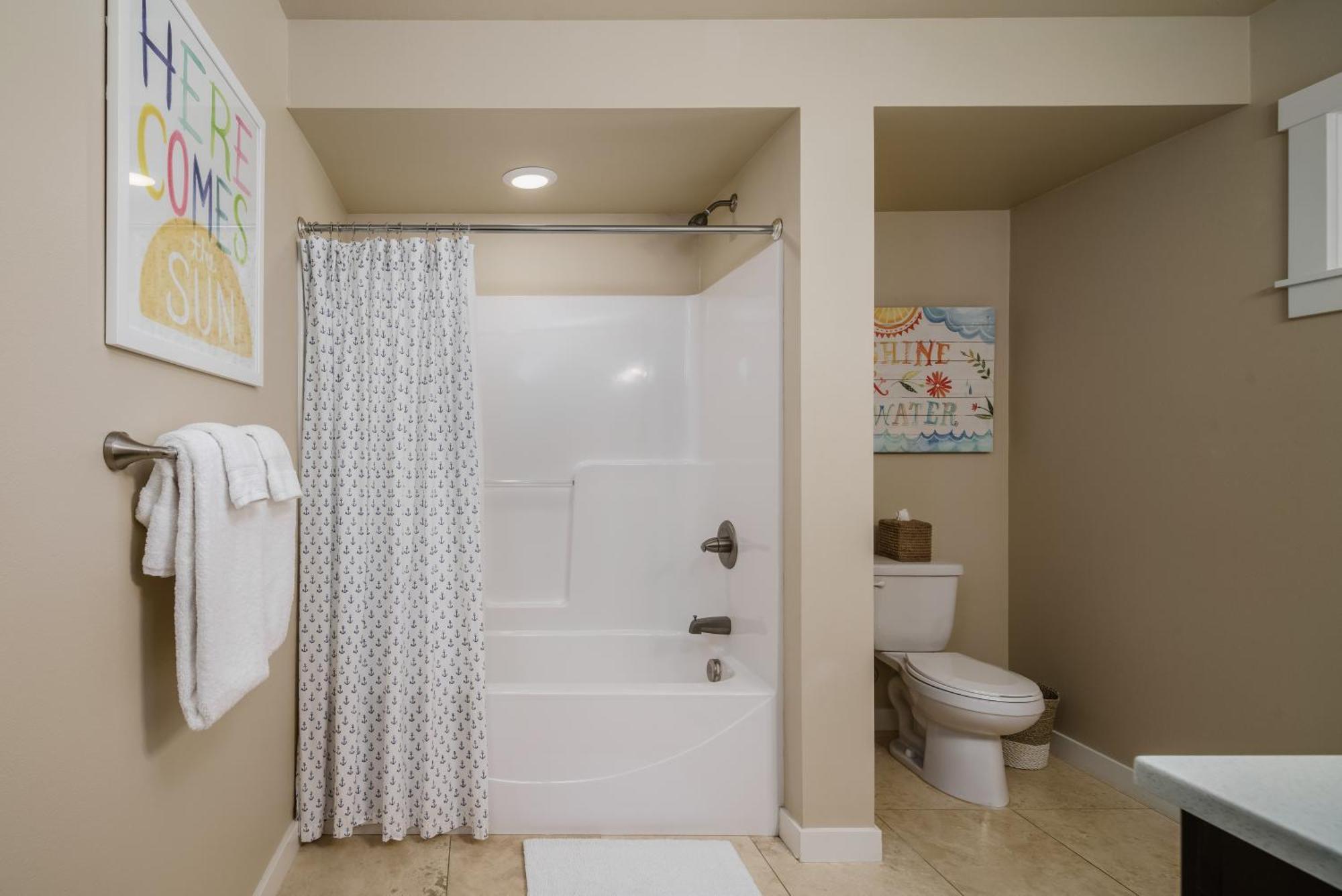 Beautiful Reverse Floor Plan Fire Pit Outdoor Shower Short Walk To Fireplace Decks 3309 *