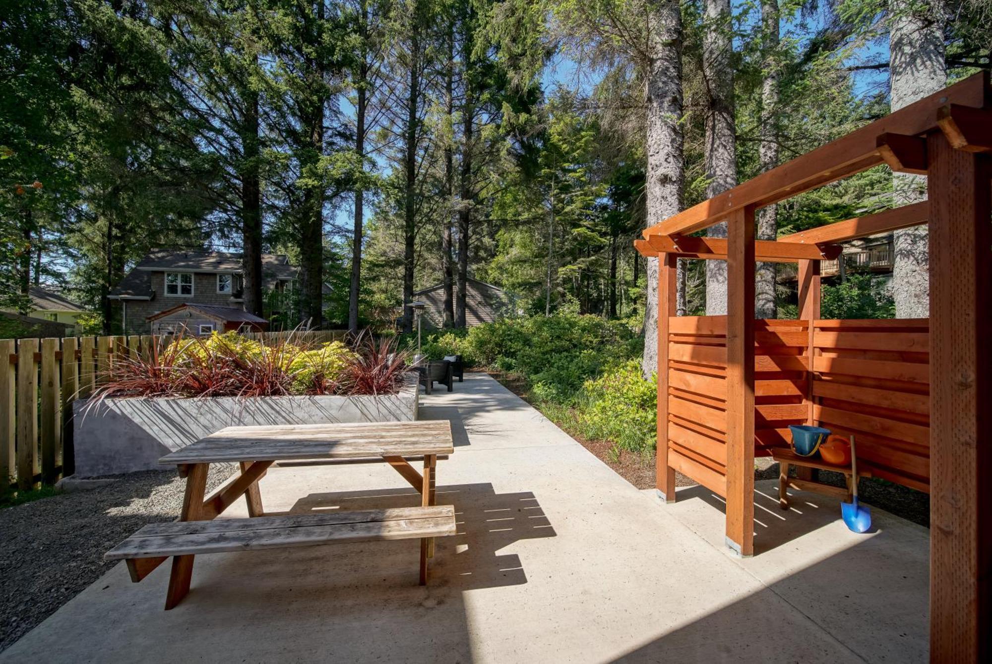 Beautiful Reverse Floor Plan Fire Pit Outdoor Shower Short Walk To Fireplace Decks 3309 Holiday home *