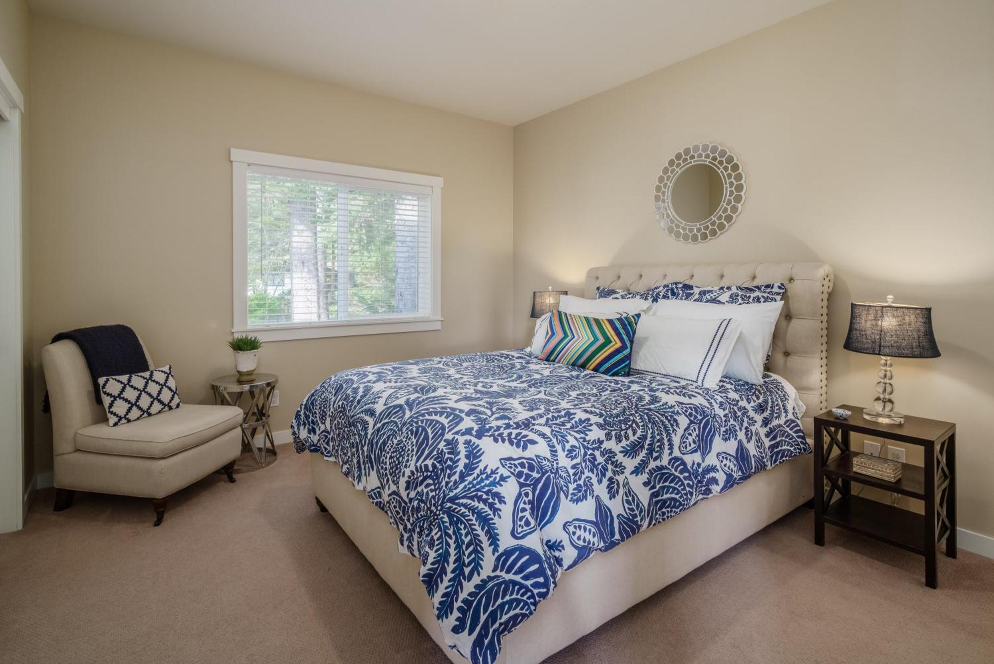 Holiday home Beautiful Reverse Floor Plan Fire Pit Outdoor Shower Short Walk To Fireplace Decks 3309 *