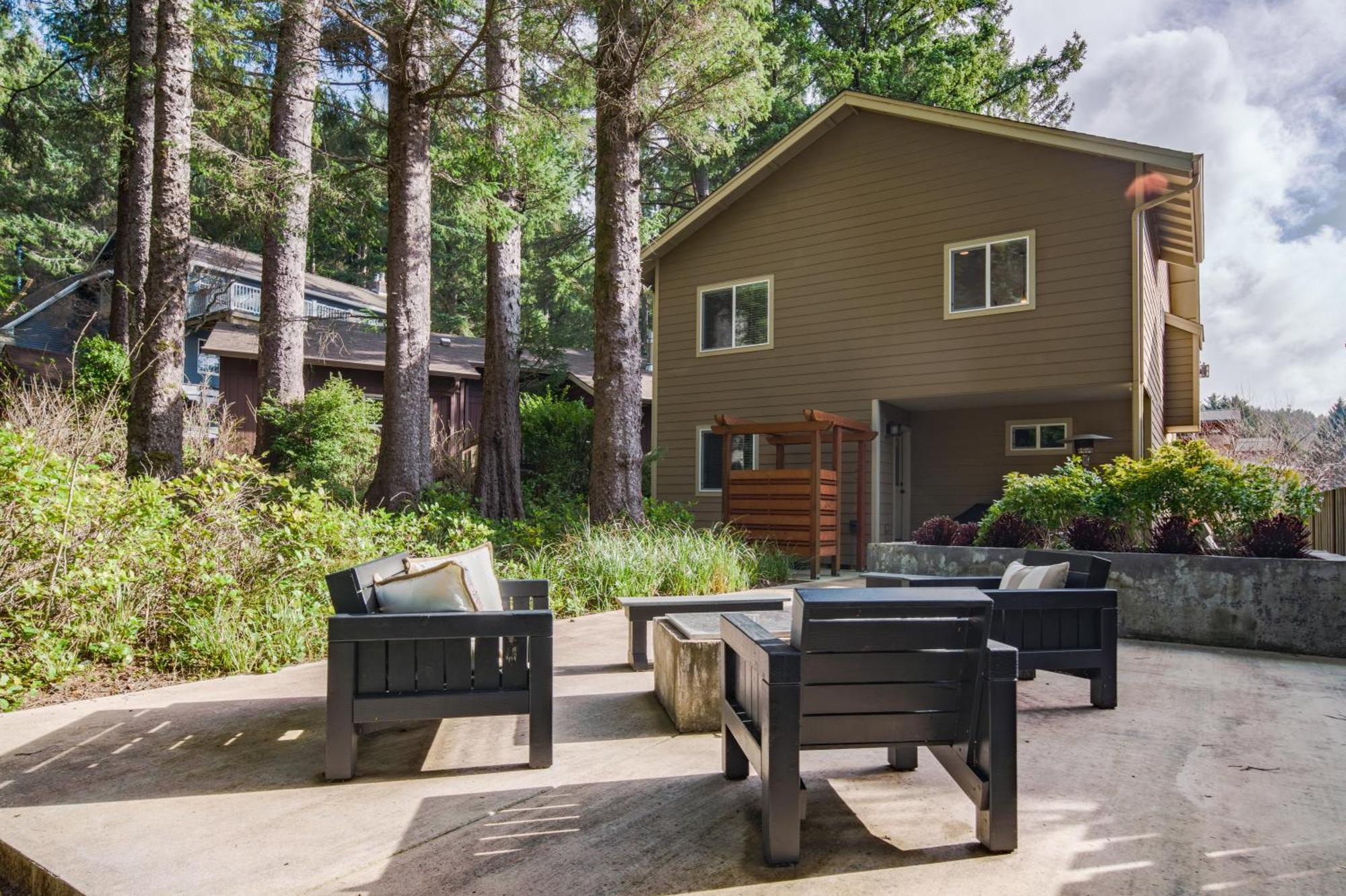 Beautiful Reverse Floor Plan Fire Pit Outdoor Shower Short Walk To Fireplace Decks 3309 Holiday home Cannon Beach