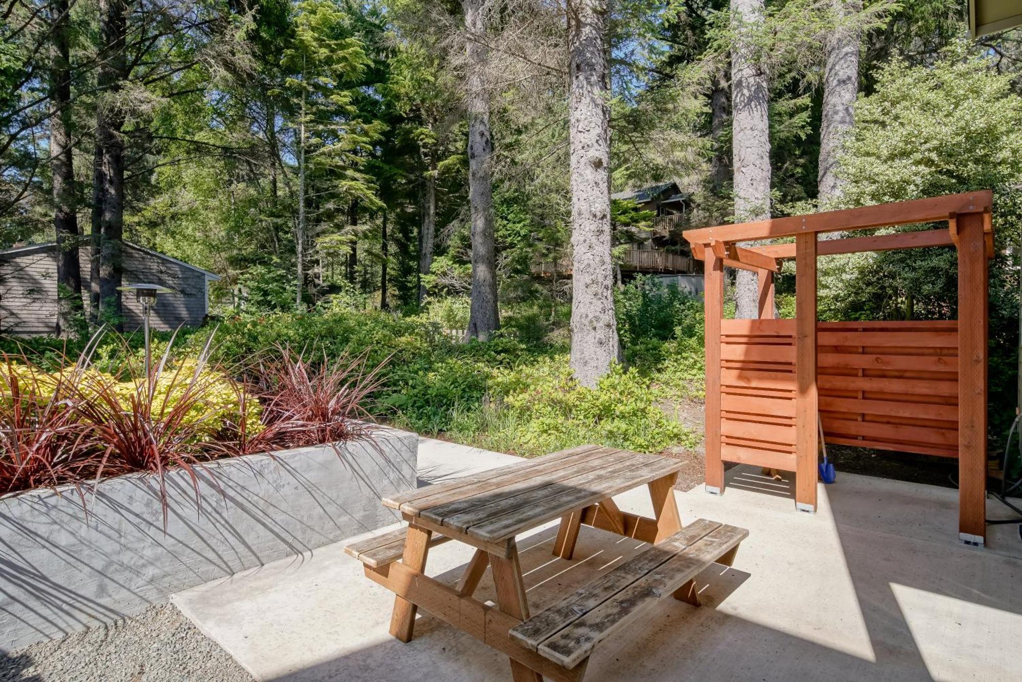 Beautiful Reverse Floor Plan Fire Pit Outdoor Shower Short Walk To Fireplace Decks 3309 Cannon Beach