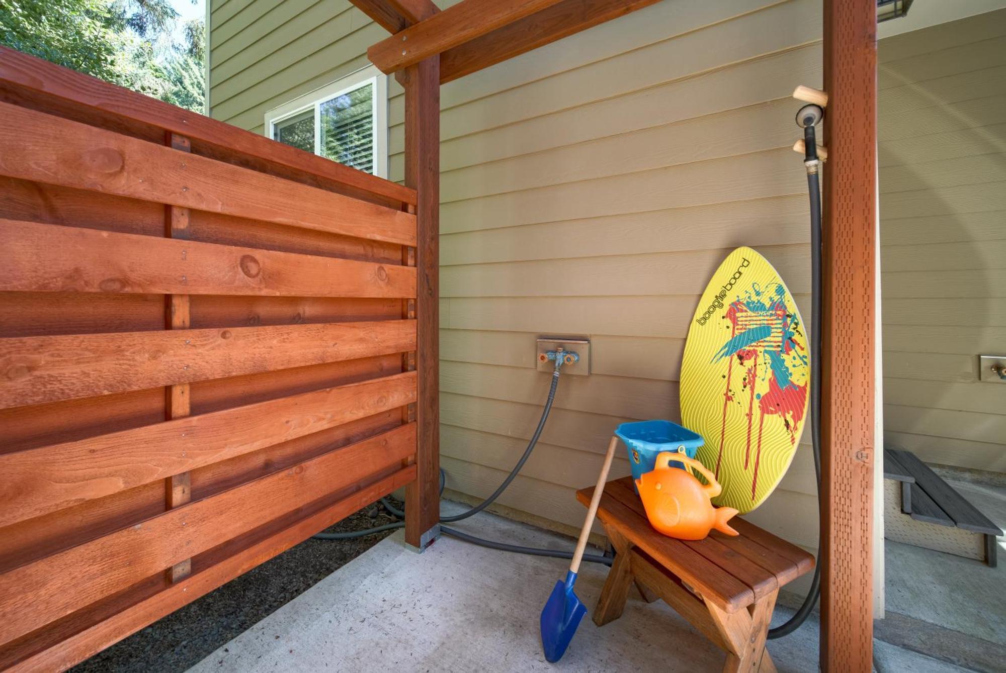 Beautiful Reverse Floor Plan Fire Pit Outdoor Shower Short Walk To Fireplace Decks 3309 * Cannon Beach