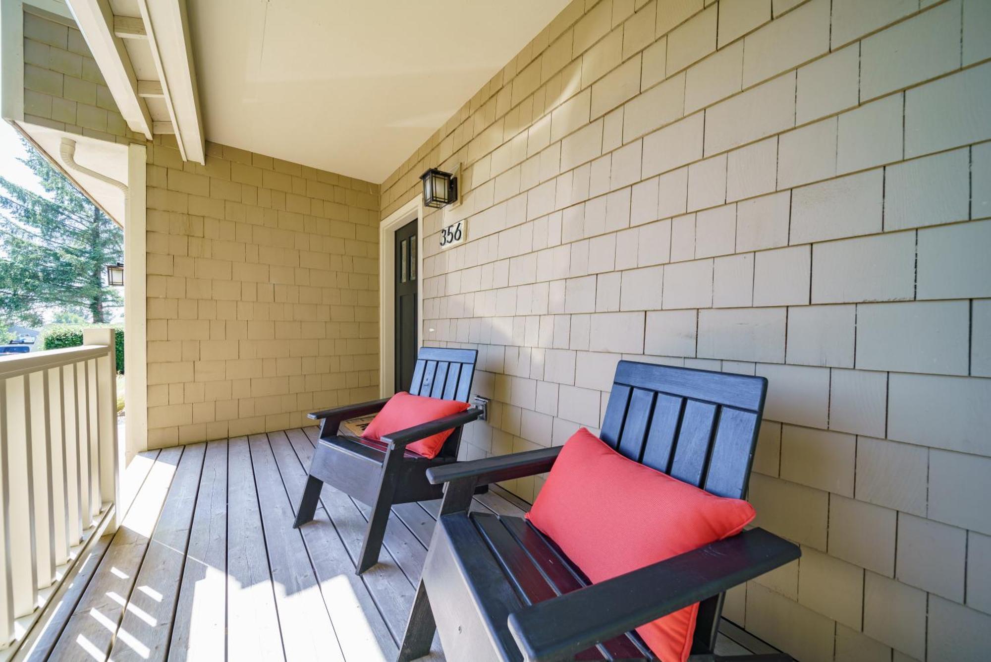 Beautiful Reverse Floor Plan Fire Pit Outdoor Shower Short Walk To Fireplace Decks 3309 Holiday home Cannon Beach