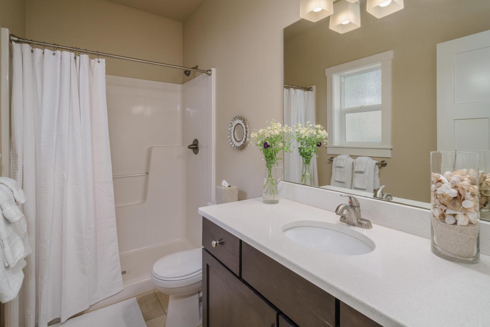 Beautiful Reverse Floor Plan Fire Pit Outdoor Shower Short Walk To Fireplace Decks 3309 *