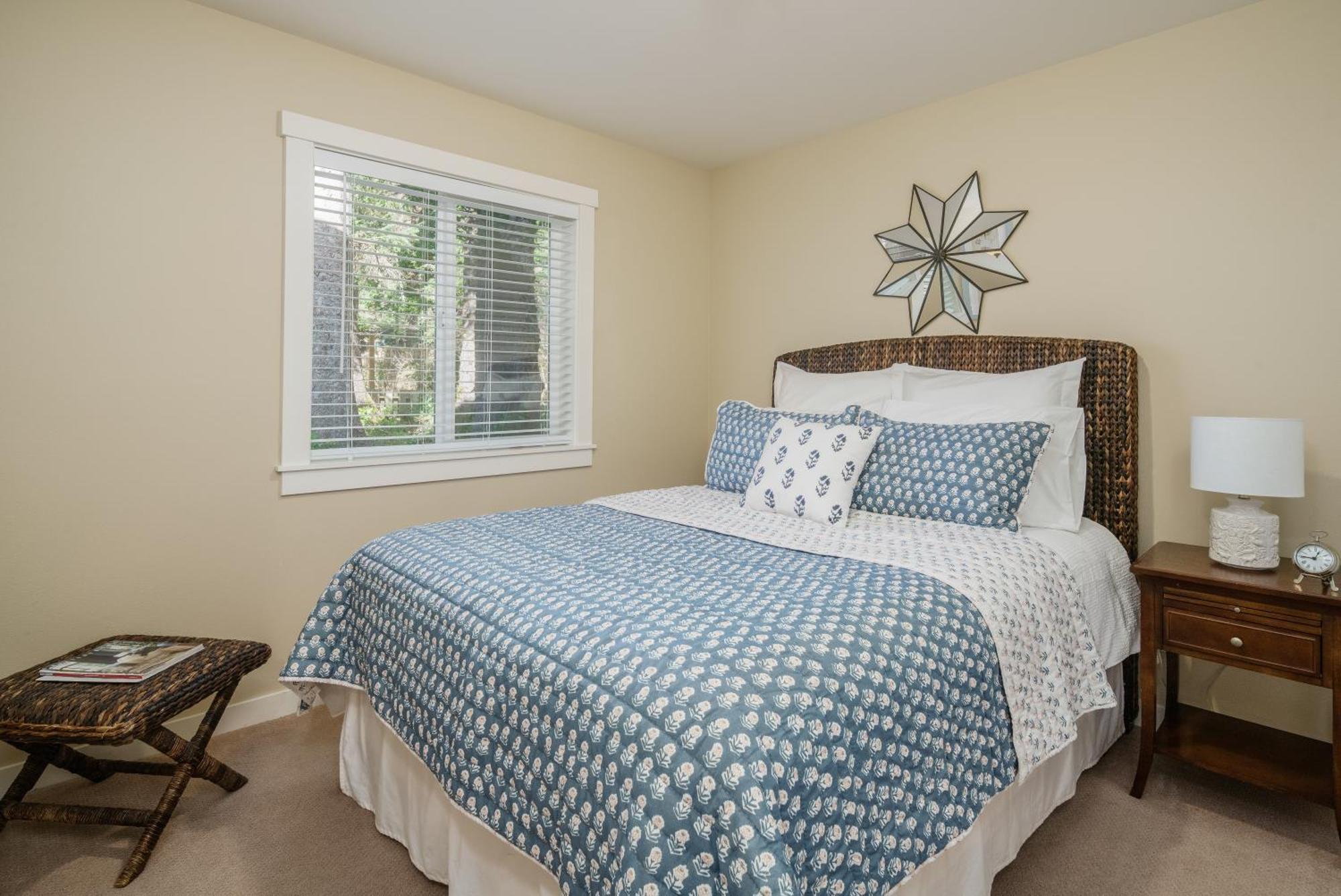 Beautiful Reverse Floor Plan Fire Pit Outdoor Shower Short Walk To Fireplace Decks 3309 * Cannon Beach