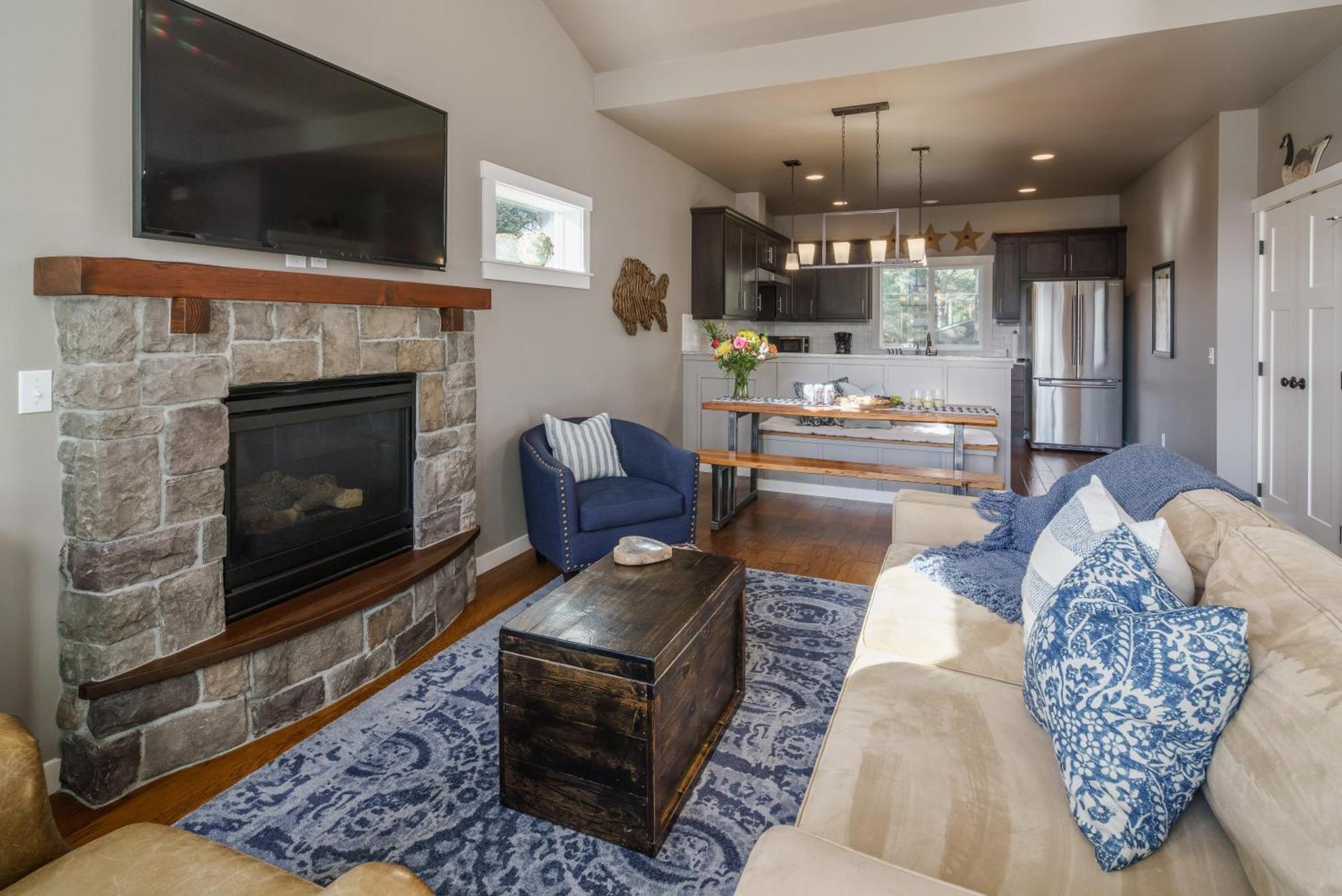 Holiday home Beautiful Reverse Floor Plan Fire Pit Outdoor Shower Short Walk To Fireplace Decks 3309