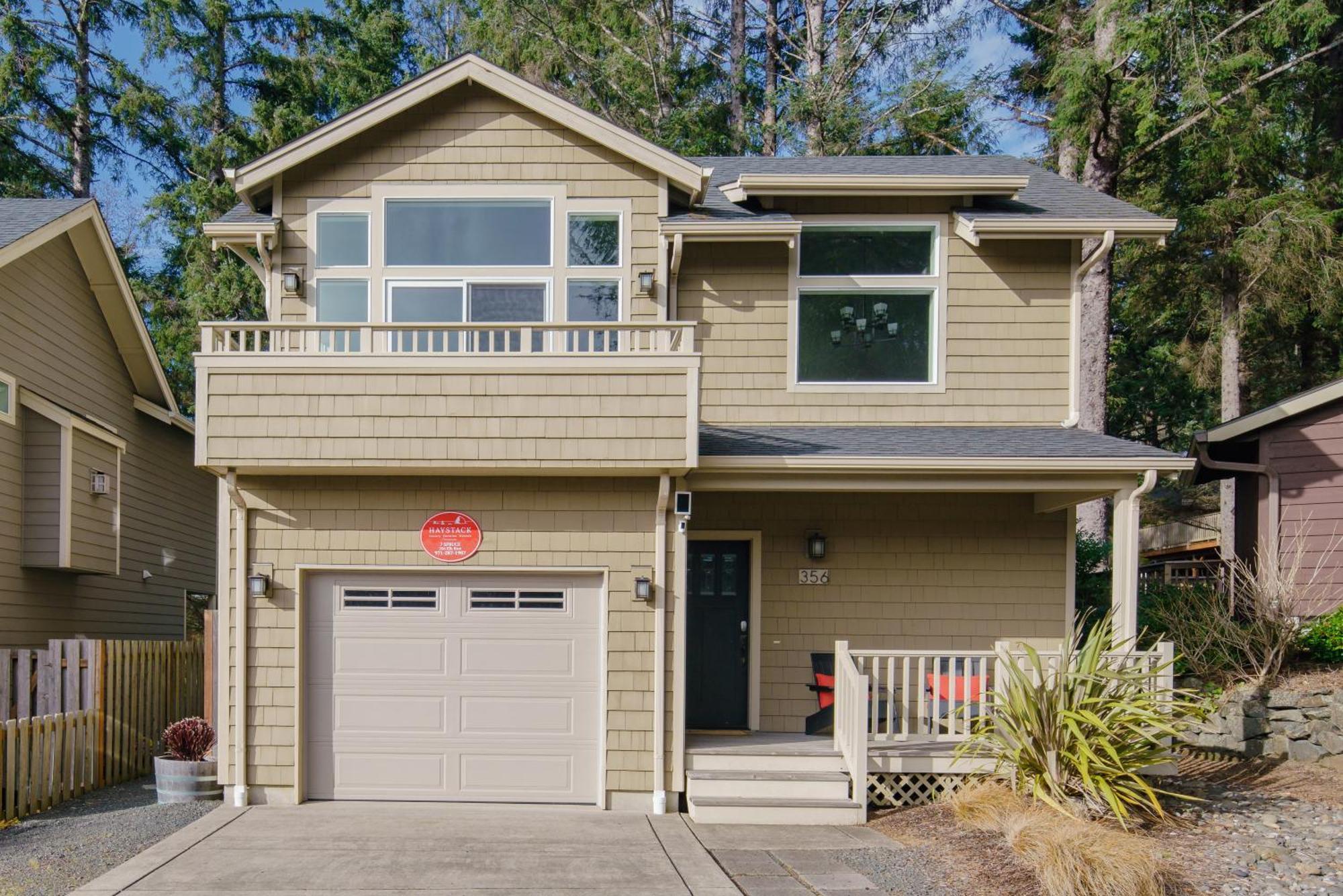 Beautiful Reverse Floor Plan Fire Pit Outdoor Shower Short Walk To Fireplace Decks 3309 Holiday home *
