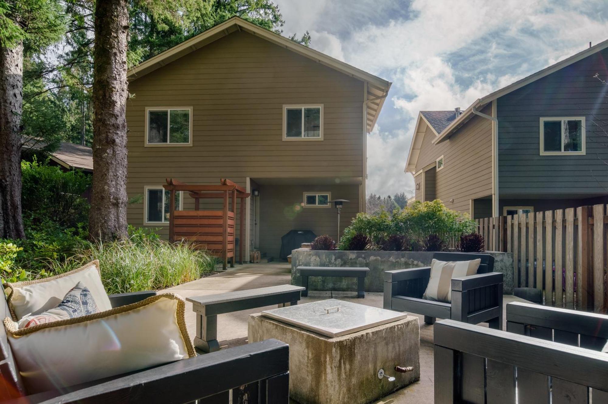 Beautiful Reverse Floor Plan Fire Pit Outdoor Shower Short Walk To Fireplace Decks 3309 Holiday home Cannon Beach
