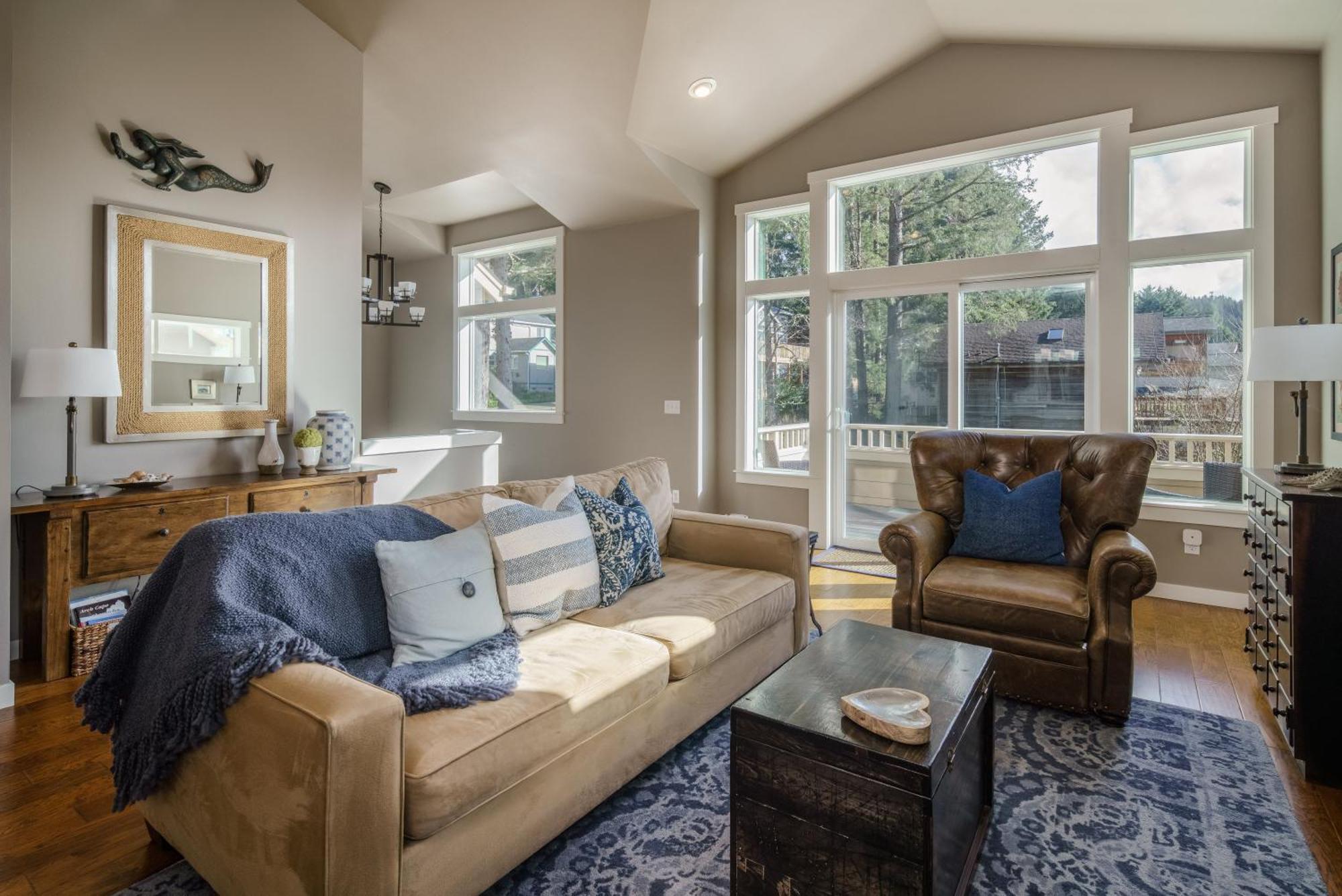 Beautiful Reverse Floor Plan Fire Pit Outdoor Shower Short Walk To Fireplace Decks 3309 * Cannon Beach